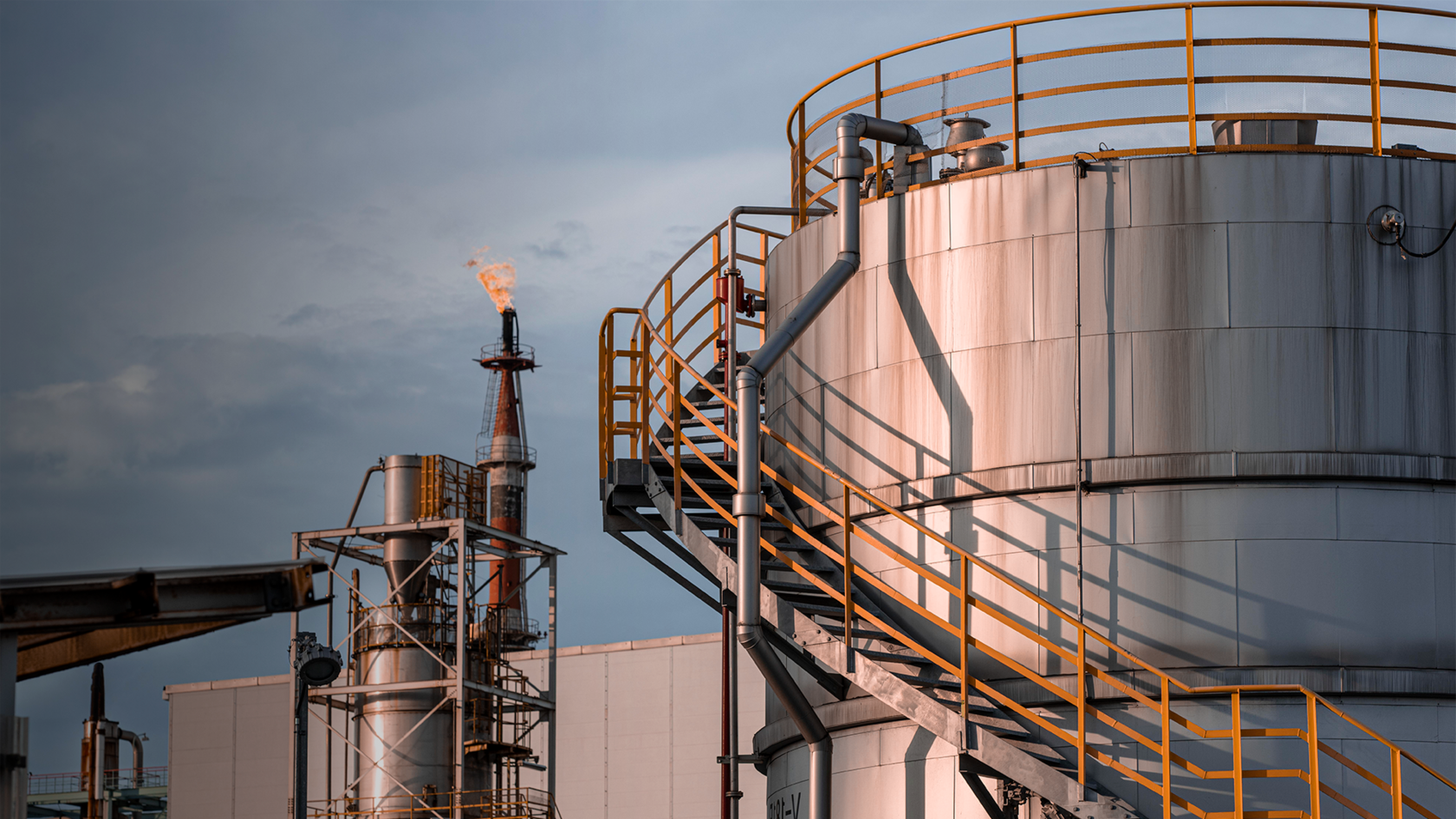 digital Нефтебаза Luxoil оборудована современными резервуарами для хранения нефтепродуктов. Отгрузка топлива с базы в Алматы.