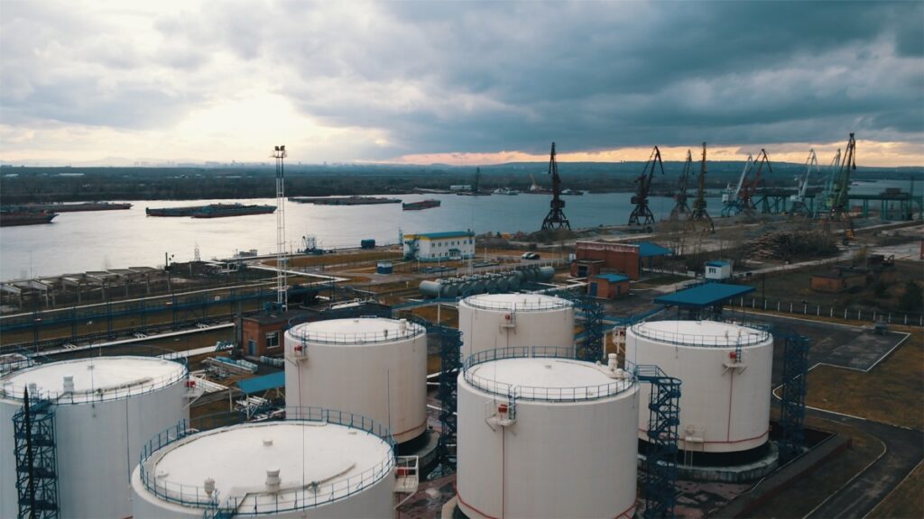 Нефтебаза Luxoil в Алматы Современная нефтебаза Luxoil с резервуарами для хранения дизельного, бензинового и авиационного топлива. Доставка и отгрузка топлива по Казахстану.